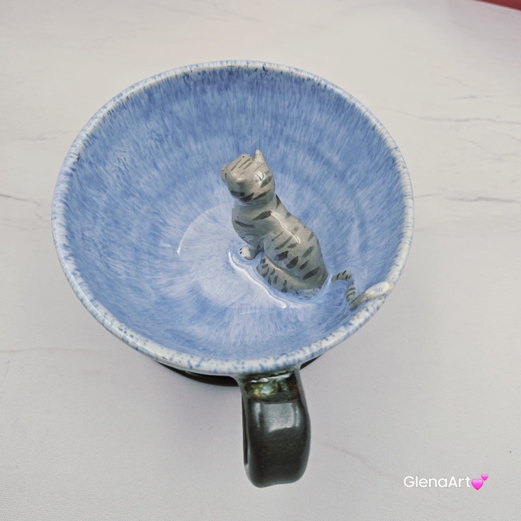 Filiżanka KOT ceramiczna z pręgowanym szarym kotem w środku i ze spodkiem w kolorach jasnoniebieskim brązowym szarym przenikające się prezent dla kociarza elegancka filiżanka kot ze zwierzakiem w środku kubek kot