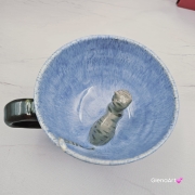 Filiżanka KOT ceramiczna z pręgowanym szarym kotem w środku i ze spodkiem w kolorach jasnoniebieskim brązowym szarym przenikające się prezent dla kociarza elegancka filiżanka kot ze zwierzakiem w środku kubek kot