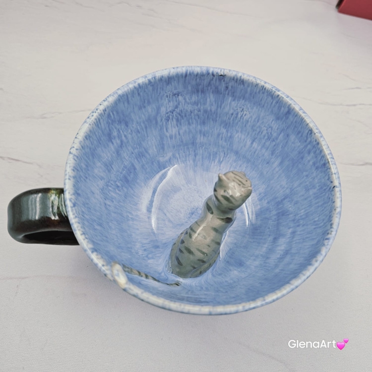 Filiżanka KOT ceramiczna z pręgowanym szarym kotem w środku i ze spodkiem w kolorach jasnoniebieskim brązowym szarym przenikające się prezent dla kociarza elegancka filiżanka kot ze zwierzakiem w środku kubek kot