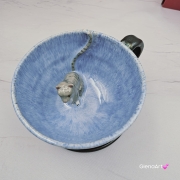 Filiżanka KOT ceramiczna z pręgowanym szarym kotem w środku i ze spodkiem w kolorach jasnoniebieskim brązowym szarym przenikające się prezent dla kociarza elegancka filiżanka kot ze zwierzakiem w środku kubek kot