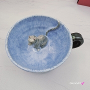 Filiżanka KOT ceramiczna z pręgowanym szarym kotem w środku i ze spodkiem w kolorach jasnoniebieskim brązowym szarym przenikające się prezent dla kociarza elegancka filiżanka kot ze zwierzakiem w środku kubek kot