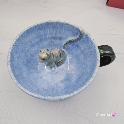 Filiżanka KOT ceramiczna z pręgowanym szarym kotem w środku i ze spodkiem w kolorach jasnoniebieskim brązowym szarym przenikające się prezent dla kociarza elegancka filiżanka kot ze zwierzakiem w środku kubek kot