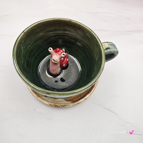 Filiżanka ŚLIMAK ceramiczna ze spodkiem i ŚLIMAKIEM czerwonym w środku ręcznie toczona i malowana Ślimak w filiżance czerwony kubek ślimaczek kolory ziemi