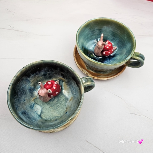 Filiżanka ŚLIMAK ceramiczna ze spodkiem i ŚLIMAKIEM czerwonym w środku ręcznie toczona i malowana Ślimak w filiżance czerwony kubek ślimaczek kolory ziemi