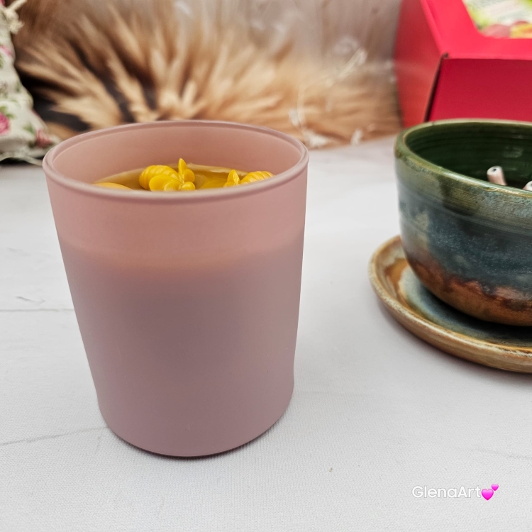 Świeca pszczela świeczka z wosku pszczelego wosk pszczeli w różowym szkle naturalna świeca z 100 % wosku pszczelego naturalny bez chemii pachnąca miodkiem i propolisem naturalna świeczka pszczela 200 g wosk