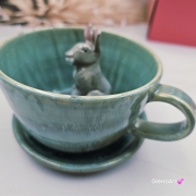 Filiżanka ZAJĄC ceramiczna ze spodkiem z ZAJĄCEM szarakiem w środku ręcznie toczona i malowana w kolorze niebieskim i zielonym - turkusowe jeziorko kubek zając z zającem szarakiem