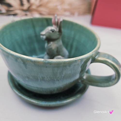 Filiżanka ZAJĄC ceramiczna ze spodkiem z ZAJĄCEM szarakiem w środku ręcznie toczona i malowana w kolorze niebieskim i zielonym - turkusowe jeziorko kubek zając z zającem szarakiem