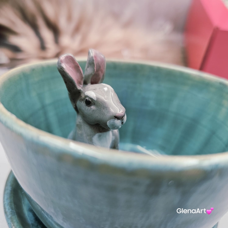 Filiżanka ZAJĄC ceramiczna ze spodkiem z ZAJĄCEM szarakiem w środku ręcznie toczona i malowana w kolorze niebieskim i zielonym - turkusowe jeziorko kubek zając z zającem szarakiem