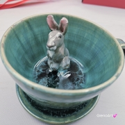 Filiżanka ZAJĄC ceramiczna ze spodkiem z ZAJĄCEM szarakiem w środku ręcznie toczona i malowana w kolorze niebieskim i zielonym - turkusowe jeziorko kubek zając z zającem szarakiem