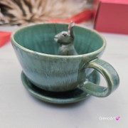Filiżanka ZAJĄC ceramiczna ze spodkiem z ZAJĄCEM szarakiem w środku ręcznie toczona i malowana w kolorze niebieskim i zielonym - turkusowe jeziorko kubek zając z zającem szarakiem