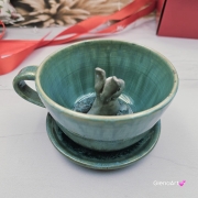 Filiżanka ZAJĄC ceramiczna ze spodkiem z ZAJĄCEM szarakiem w środku ręcznie toczona i malowana w kolorze niebieskim i zielonym - turkusowe jeziorko kubek zając z zającem szarakiem