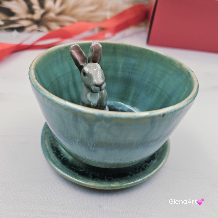 Filiżanka ZAJĄC ceramiczna ze spodkiem z ZAJĄCEM szarakiem w środku ręcznie toczona i malowana w kolorze niebieskim i zielonym - turkusowe jeziorko kubek zając z zającem szarakiem