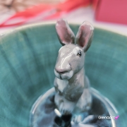 Filiżanka ZAJĄC ceramiczna ze spodkiem z ZAJĄCEM szarakiem w środku ręcznie toczona i malowana w kolorze niebieskim i zielonym - turkusowe jeziorko kubek zając z zającem szarakiem