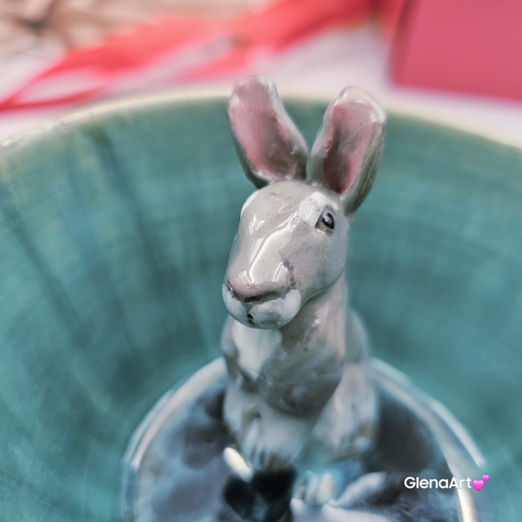 Filiżanka ZAJĄC ceramiczna ze spodkiem z ZAJĄCEM szarakiem w środku ręcznie toczona i malowana w kolorze niebieskim i zielonym - turkusowe jeziorko kubek zając z zającem szarakiem