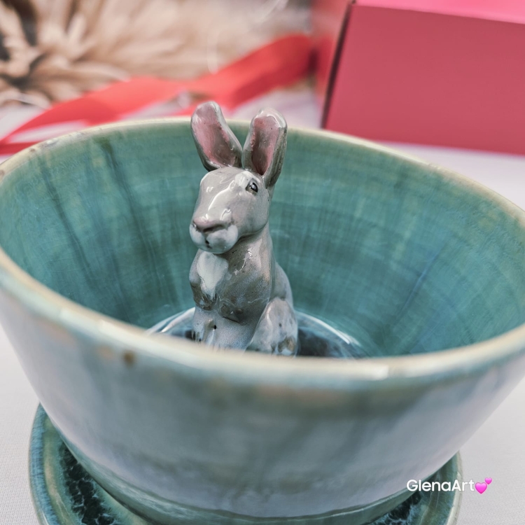 Filiżanka ZAJĄC ceramiczna ze spodkiem z ZAJĄCEM szarakiem w środku ręcznie toczona i malowana w kolorze niebieskim i zielonym - turkusowe jeziorko kubek zając z zającem szarakiem