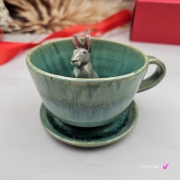 Filiżanka ZAJĄC ceramiczna ze spodkiem z ZAJĄCEM szarakiem w środku ręcznie toczona i malowana w kolorze niebieskim i zielonym - turkusowe jeziorko kubek zając z zającem szarakiem