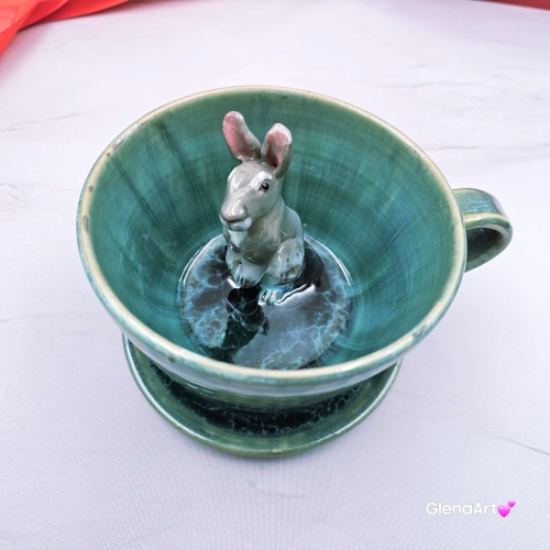 Filiżanka ZAJĄC ceramiczna ze spodkiem z ZAJĄCEM szarakiem w środku ręcznie toczona i malowana w kolorze niebieskim i zielonym - turkusowe jeziorko kubek zając z zającem szarakiem