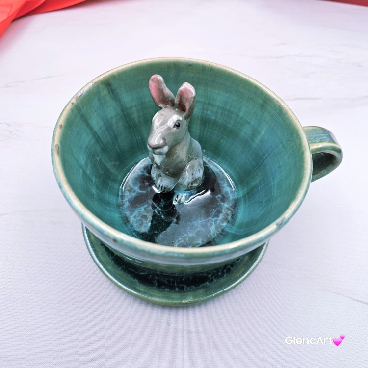 Filiżanka ZAJĄC ceramiczna ze spodkiem z ZAJĄCEM szarakiem w środku ręcznie toczona i malowana w kolorze niebieskim i zielonym - turkusowe jeziorko kubek zając z zającem szarakiem
