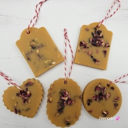 Zawieszka florencka wosk pszczeli z suszonymi płatkami róży ozdobna zawieszka z wosku pszczelego 100 % naturalna z suszem kwiatowym pachnąca delikatnie miodkiem i propolisem na sznurku gotowa do zawieszenia woskowa zawieszka naturalna z wosku pszczelego