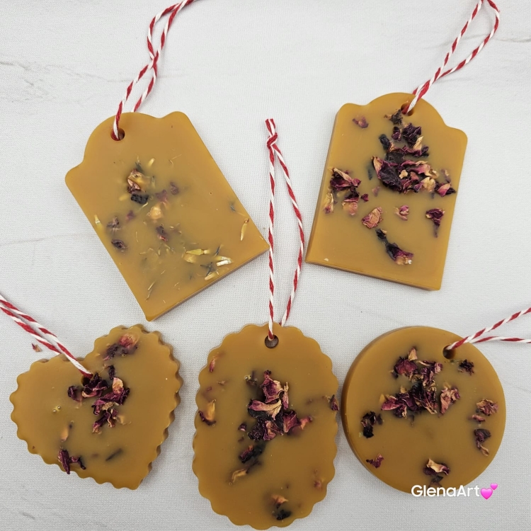 Zawieszka florencka wosk pszczeli z suszonymi płatkami róży ozdobna zawieszka z wosku pszczelego 100 % naturalna z suszem kwiatowym pachnąca delikatnie miodkiem i propolisem na sznurku gotowa do zawieszenia woskowa zawieszka naturalna z wosku pszczelego