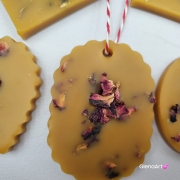 Zawieszka florencka wosk pszczeli z suszonymi płatkami róży ozdobna zawieszka z wosku pszczelego 100 % naturalna z suszem kwiatowym pachnąca delikatnie miodkiem i propolisem na sznurku gotowa do zawieszenia woskowa zawieszka naturalna z wosku pszczelego