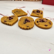 Zawieszka florencka wosk pszczeli z suszonymi płatkami róży ozdobna zawieszka z wosku pszczelego 100 % naturalna z suszem kwiatowym pachnąca delikatnie miodkiem i propolisem na sznurku gotowa do zawieszenia woskowa zawieszka naturalna z wosku pszczelego