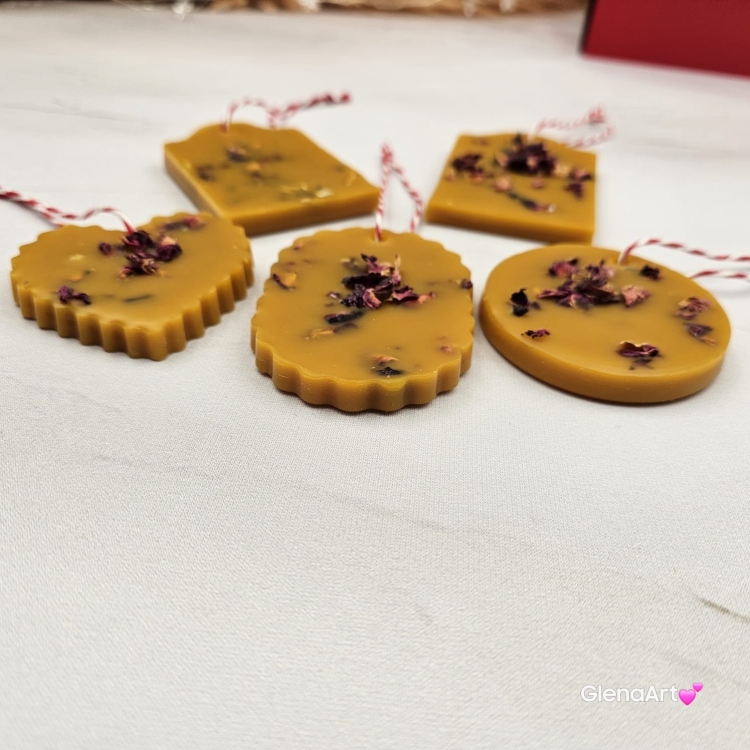 Zawieszka florencka wosk pszczeli z suszonymi płatkami róży ozdobna zawieszka z wosku pszczelego 100 % naturalna z suszem kwiatowym pachnąca delikatnie miodkiem i propolisem na sznurku gotowa do zawieszenia woskowa zawieszka naturalna z wosku pszczelego