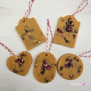 Zawieszka florencka wosk pszczeli z suszonymi płatkami róży ozdobna zawieszka z wosku pszczelego 100 % naturalna z suszem kwiatowym pachnąca delikatnie miodkiem i propolisem na sznurku gotowa do zawieszenia woskowa zawieszka naturalna z wosku pszczelego