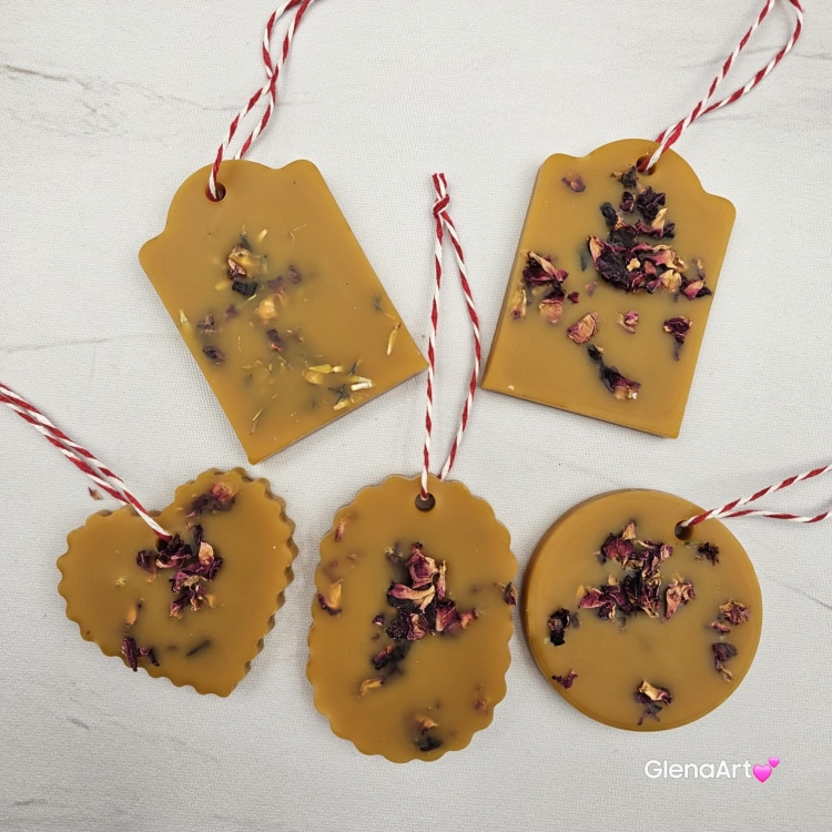 Zawieszka florencka wosk pszczeli z suszonymi płatkami róży ozdobna zawieszka z wosku pszczelego 100 % naturalna z suszem kwiatowym pachnąca delikatnie miodkiem i propolisem na sznurku gotowa do zawieszenia woskowa zawieszka naturalna z wosku pszczelego