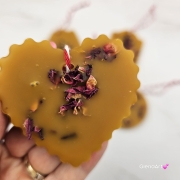 Zawieszka florencka wosk pszczeli z suszonymi płatkami róży ozdobna zawieszka z wosku pszczelego 100 % naturalna z suszem kwiatowym pachnąca delikatnie miodkiem i propolisem na sznurku gotowa do zawieszenia woskowa zawieszka naturalna z wosku pszczelego