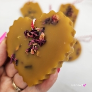 Zawieszka florencka wosk pszczeli z suszonymi płatkami róży ozdobna zawieszka z wosku pszczelego 100 % naturalna z suszem kwiatowym pachnąca delikatnie miodkiem i propolisem na sznurku gotowa do zawieszenia woskowa zawieszka naturalna z wosku pszczelego