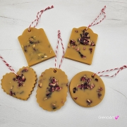 Zawieszka florencka wosk pszczeli z suszonymi płatkami róży ozdobna zawieszka z wosku pszczelego 100 % naturalna z suszem kwiatowym pachnąca delikatnie miodkiem i propolisem na sznurku gotowa do zawieszenia woskowa zawieszka naturalna z wosku pszczelego