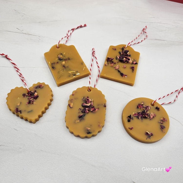 Zawieszka florencka wosk pszczeli z suszonymi płatkami róży ozdobna zawieszka z wosku pszczelego 100 % naturalna z suszem kwiatowym pachnąca delikatnie miodkiem i propolisem na sznurku gotowa do zawieszenia woskowa zawieszka naturalna z wosku pszczelego