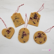 Zawieszka florencka wosk pszczeli z suszonymi płatkami róży ozdobna zawieszka z wosku pszczelego 100 % naturalna z suszem kwiatowym pachnąca delikatnie miodkiem i propolisem na sznurku gotowa do zawieszenia woskowa zawieszka naturalna z wosku pszczelego