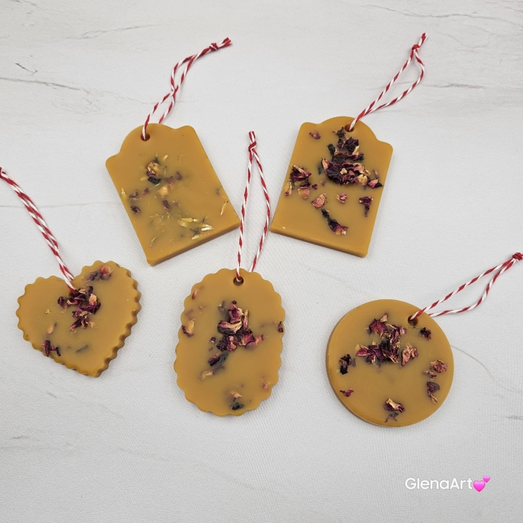 Zawieszka florencka wosk pszczeli z suszonymi płatkami róży ozdobna zawieszka z wosku pszczelego 100 % naturalna z suszem kwiatowym pachnąca delikatnie miodkiem i propolisem na sznurku gotowa do zawieszenia woskowa zawieszka naturalna z wosku pszczelego