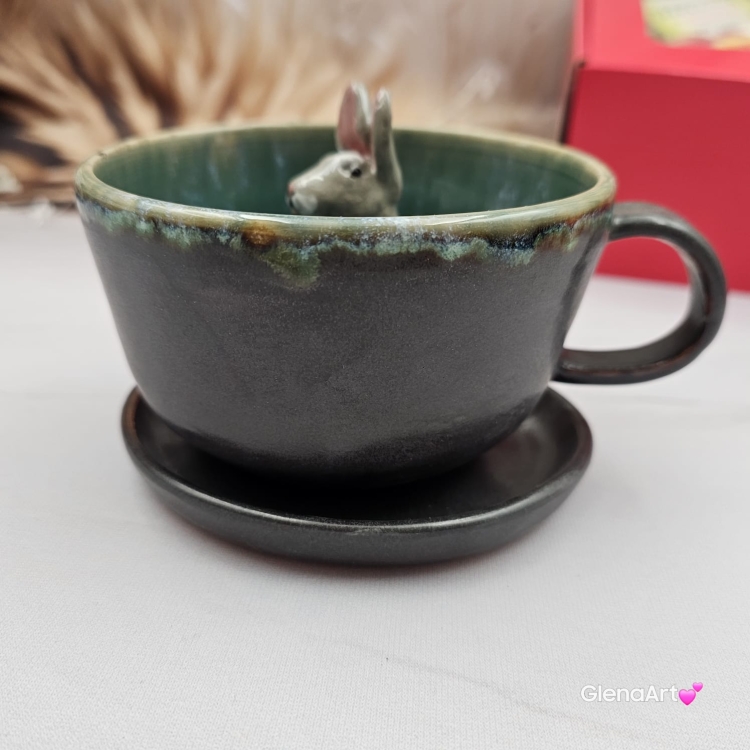 Filiżanka ZAJĄC ceramiczna ze spodkiem z ZAJĄCEM szarakiem w środku ręcznie toczona i malowana w kolorze ciemno - brązowym i zielonym kubek zając z zającem szarakiem Wielkanoc