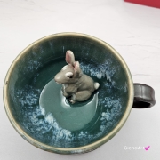 Filiżanka ZAJĄC ceramiczna ze spodkiem z ZAJĄCEM szarakiem w środku ręcznie toczona i malowana w kolorze ciemno - brązowym i zielonym kubek zając z zającem szarakiem Wielkanoc