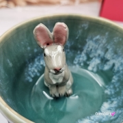 Filiżanka ZAJĄC ceramiczna ze spodkiem z ZAJĄCEM szarakiem w środku ręcznie toczona i malowana w kolorze ciemno - brązowym i zielonym kubek zając z zającem szarakiem Wielkanoc