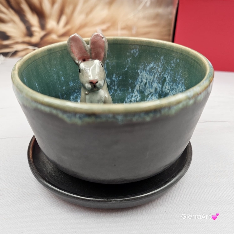 Filiżanka ZAJĄC ceramiczna ze spodkiem z ZAJĄCEM szarakiem w środku ręcznie toczona i malowana w kolorze ciemno - brązowym i zielonym kubek zając z zającem szarakiem Wielkanoc
