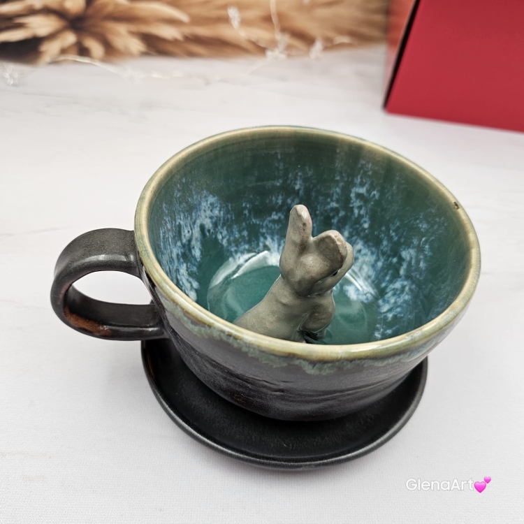 Filiżanka ZAJĄC ceramiczna ze spodkiem z ZAJĄCEM szarakiem w środku ręcznie toczona i malowana w kolorze ciemno - brązowym i zielonym kubek zając z zającem szarakiem Wielkanoc