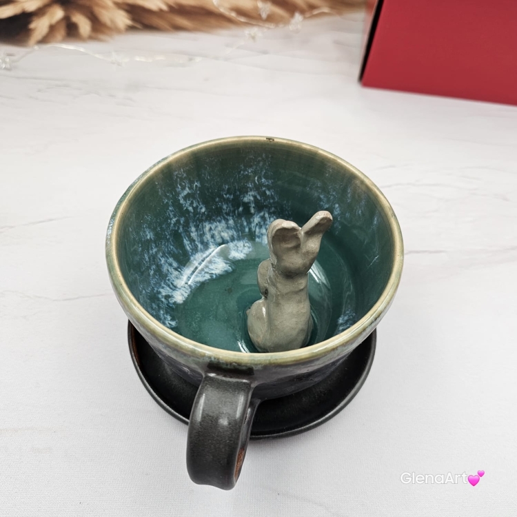Filiżanka ZAJĄC ceramiczna ze spodkiem z ZAJĄCEM szarakiem w środku ręcznie toczona i malowana w kolorze ciemno - brązowym i zielonym kubek zając z zającem szarakiem Wielkanoc