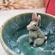 Filiżanka ZAJĄC ceramiczna ze spodkiem z ZAJĄCEM szarakiem w środku ręcznie toczona i malowana w kolorze ciemno - brązowym i zielonym kubek zając z zającem szarakiem Wielkanoc