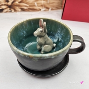 Filiżanka ZAJĄC ceramiczna ze spodkiem z ZAJĄCEM szarakiem w środku ręcznie toczona i malowana w kolorze ciemno - brązowym i zielonym kubek zając z zającem szarakiem Wielkanoc