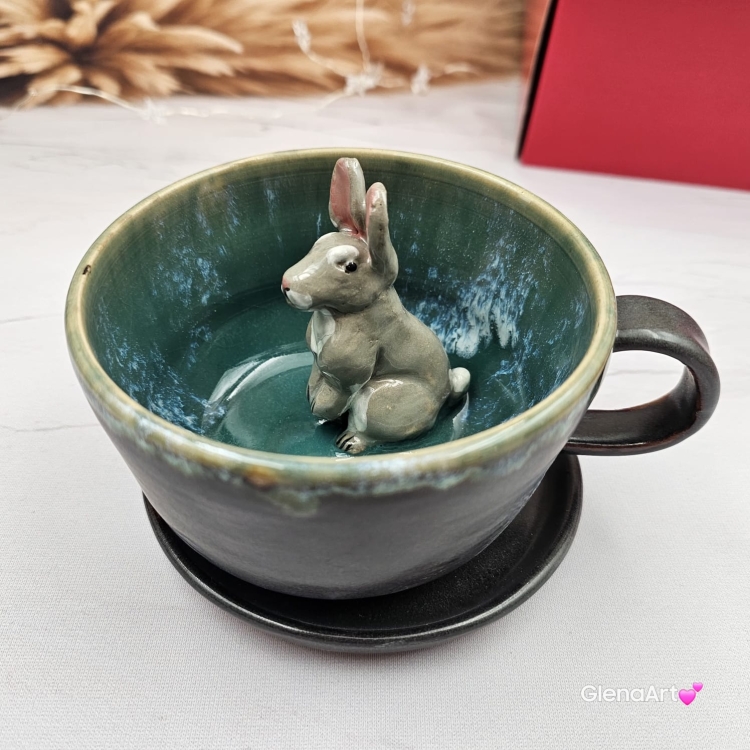 Filiżanka ZAJĄC ceramiczna ze spodkiem z ZAJĄCEM szarakiem w środku ręcznie toczona i malowana w kolorze ciemno - brązowym i zielonym kubek zając z zającem szarakiem Wielkanoc