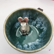 Filiżanka ZAJĄC ceramiczna ze spodkiem z ZAJĄCEM szarakiem w środku ręcznie toczona i malowana w kolorze ciemno - brązowym i zielonym kubek zając z zającem szarakiem Wielkanoc