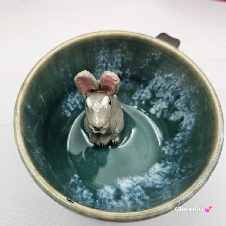 Filiżanka ZAJĄC ceramiczna ze spodkiem z ZAJĄCEM szarakiem w środku ręcznie toczona i malowana w kolorze ciemno - brązowym i zielonym kubek zając z zającem szarakiem Wielkanoc