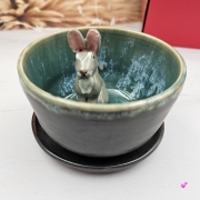 Filiżanka ZAJĄC ceramiczna ze spodkiem z ZAJĄCEM szarakiem w środku ręcznie toczona i malowana w kolorze ciemno - brązowym i zielonym kubek zając z zającem szarakiem Wielkanoc