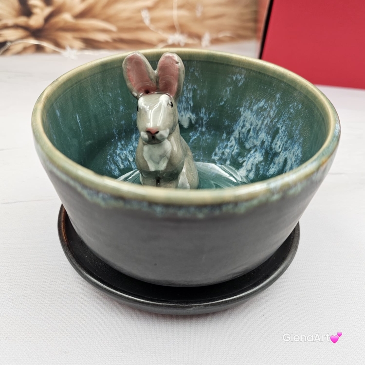 Filiżanka ZAJĄC ceramiczna ze spodkiem z ZAJĄCEM szarakiem w środku ręcznie toczona i malowana w kolorze ciemno - brązowym i zielonym kubek zając z zającem szarakiem Wielkanoc