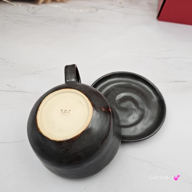 Filiżanka ZAJĄC ceramiczna ze spodkiem z ZAJĄCEM szarakiem w środku ręcznie toczona i malowana w kolorze ciemno - brązowym i zielonym kubek zając z zającem szarakiem Wielkanoc