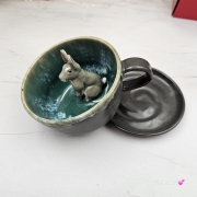 Filiżanka ZAJĄC ceramiczna ze spodkiem z ZAJĄCEM szarakiem w środku ręcznie toczona i malowana w kolorze ciemno - brązowym i zielonym kubek zając z zającem szarakiem Wielkanoc